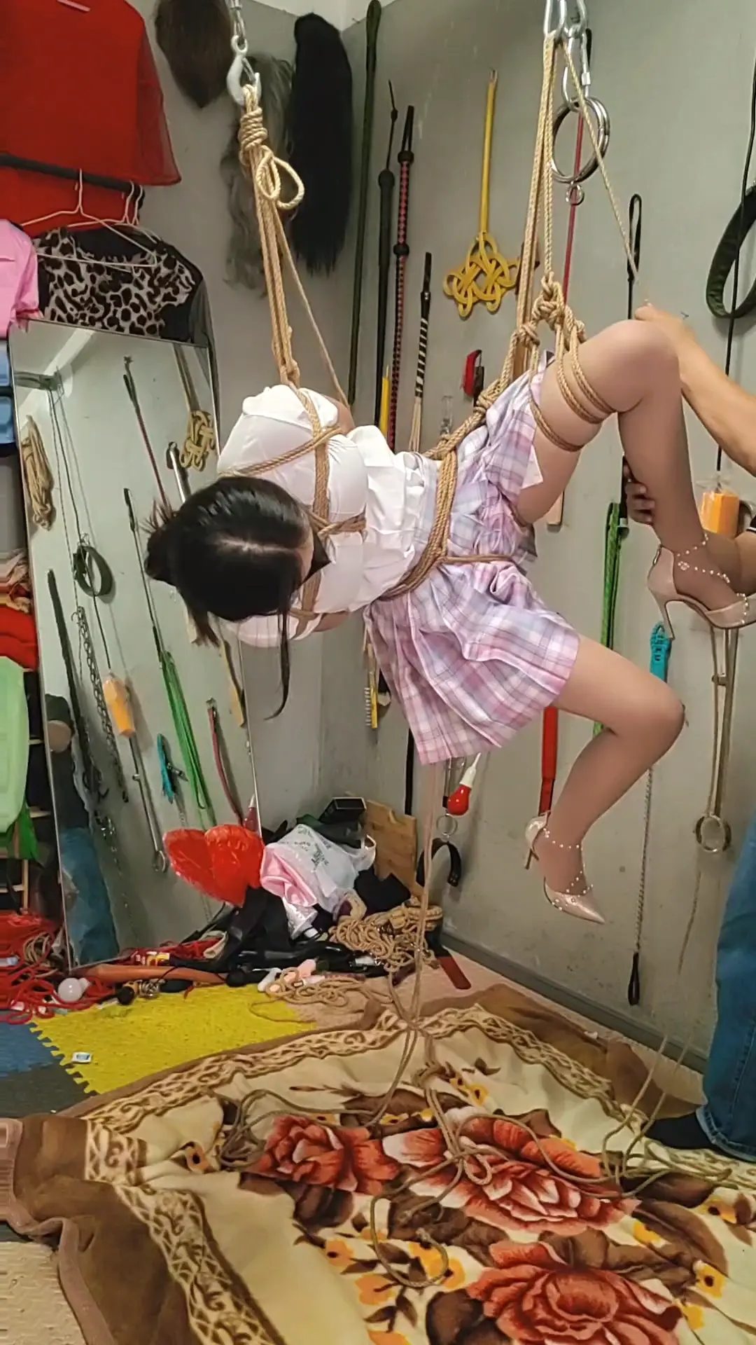 文慧JK肉色丝袜白色高跟，侧面吊起来，诡异的姿势带来诡异的感受-3