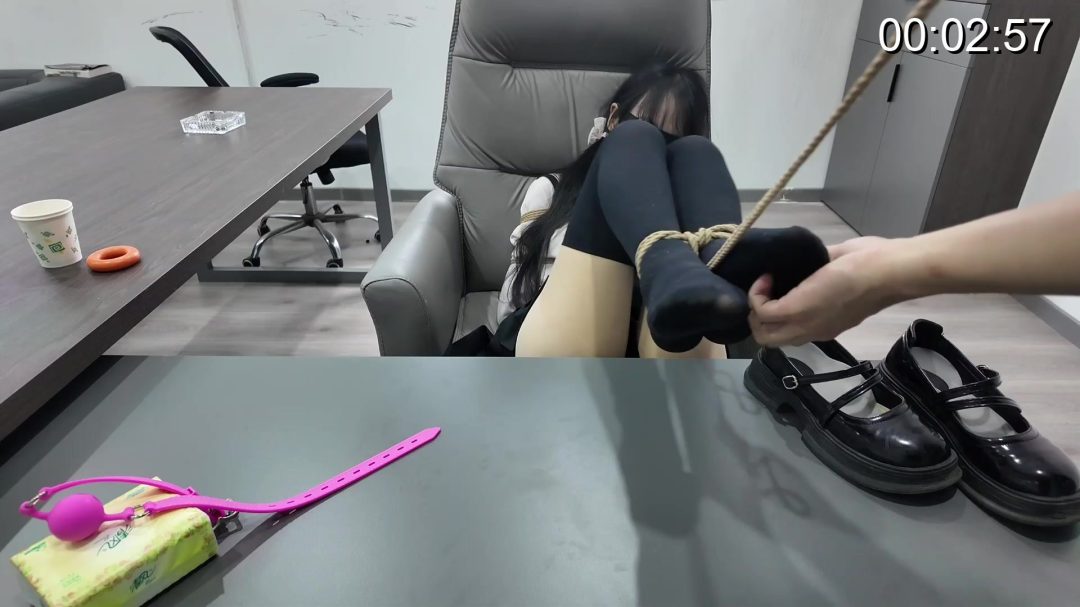办公室捆绑小美女挣扎TK-1