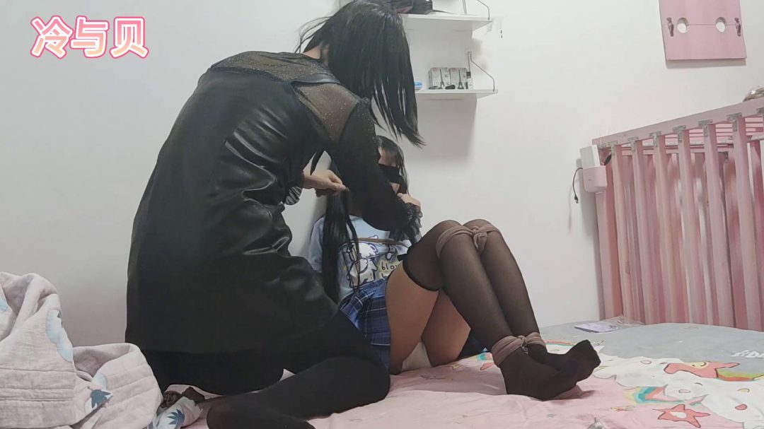 丝袜捆绑+棉被包裹+丝袜驷马放置-2