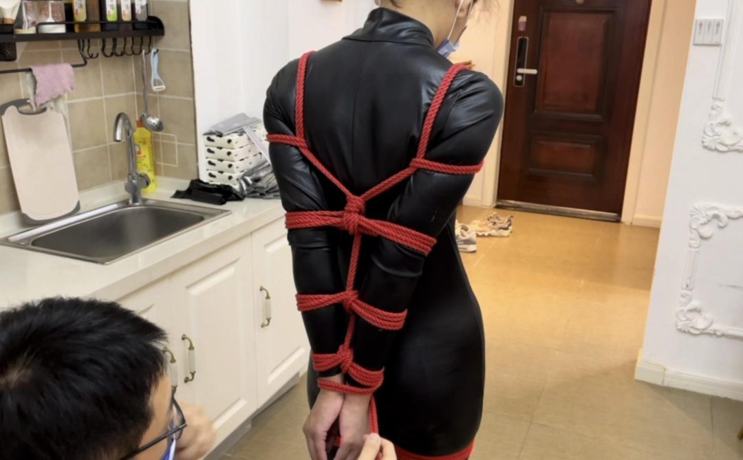 新模小阳，工作室第一位，真正的富二代女生，对绳艺很喜欢，来一波新后手缚+驷马，胶带封嘴必少不了-4