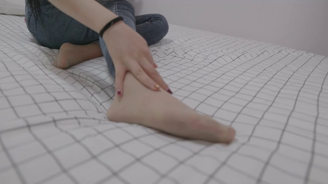 紧身牛仔裤与库里丝全身捆绑-1