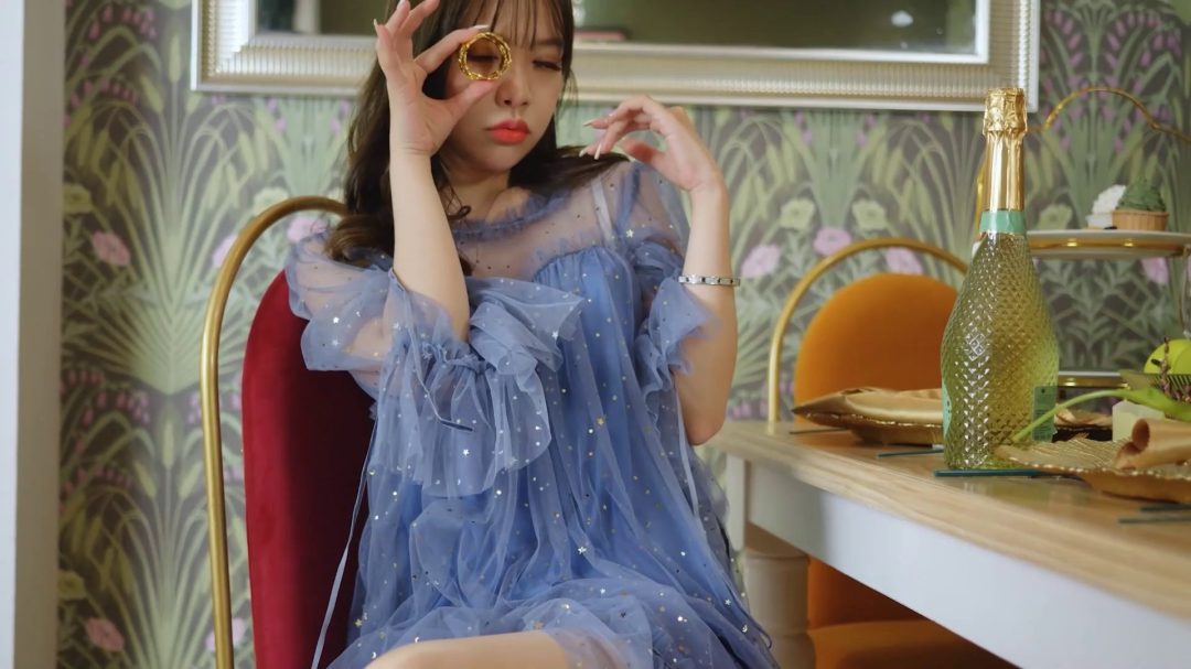 法式餐桌上的小公主，银色胶带捆绑-5