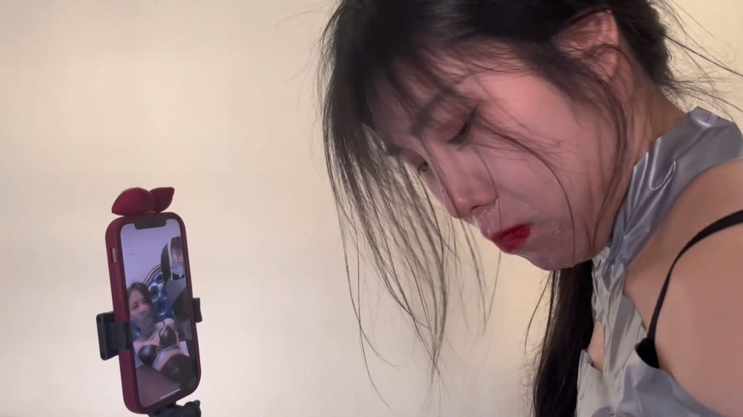 king定拍《油光黑丝 入室双劫 上》黑丝油光 长手套 刘洋内衣捆绑 吴晗 参考欧美超经典剧情 捆绑团缚 互相视频通话也只能呻吟 无奈挣扎~-10