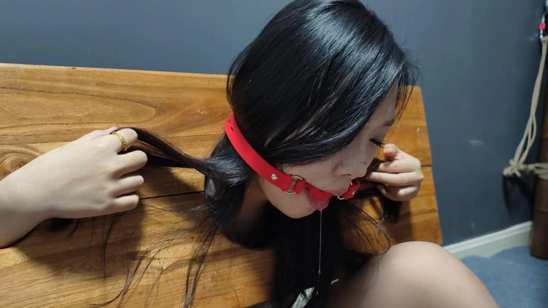 中篇 三位女模特倾情演绎，女学生被特务抓住逼问情报下落，在各种KB,YK,鞭打，老虎凳下，仍不肯招供，她能等到同伴来救她吗？同伴能安全离开吗？-6