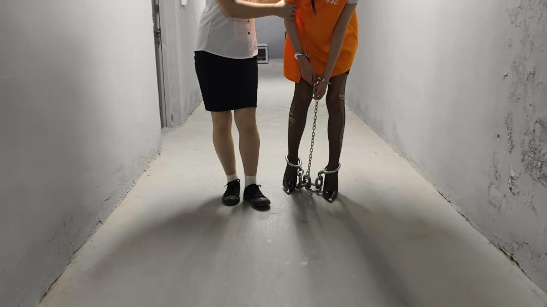 【鑫鑫工作室】新模特沈冰饰演女记者因工作需要（她本身就是女犯爱好者，托关系来监狱体验，被误抓后各种刑讯逼供，吊起来，吊脚，带重镣，驷马铐，关小黑屋-10