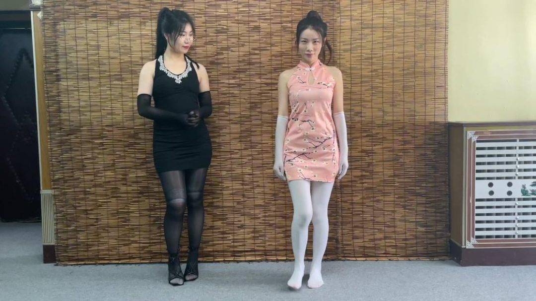 king定拍《自动拘束服装 上》美丽模特们试穿神秘品牌的服装 直播过程中服装突然变的停不下来 性感美丽的服装不停的融合包裹 将她们包裹成蠕动人棍-1