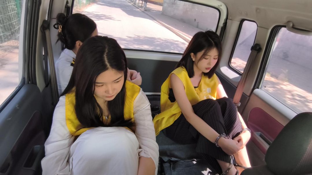 【鑫鑫工作室】新模特小艾云思饰演女贩和s人犯(下），被逮捕后户外指认现场，两人被判s刑带30斤重脚镣，最后在户外二人被q决，五花大绑，押赴刑场-1