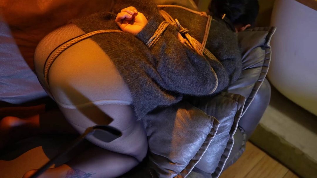 浴缸中的股绳鞭刑-8