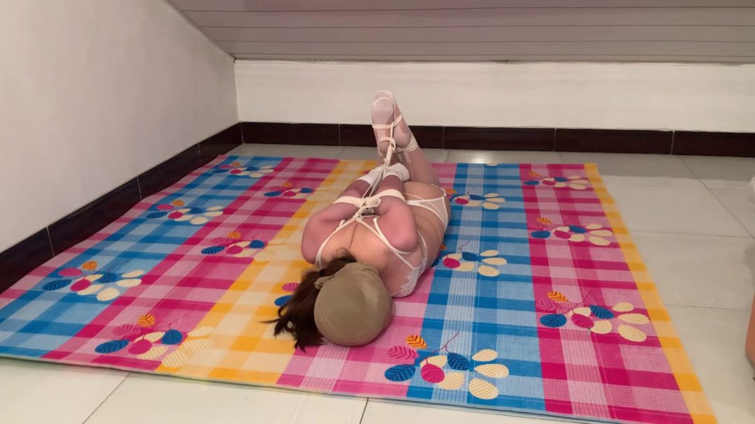 被严厉驷马扔在阁楼地上-1