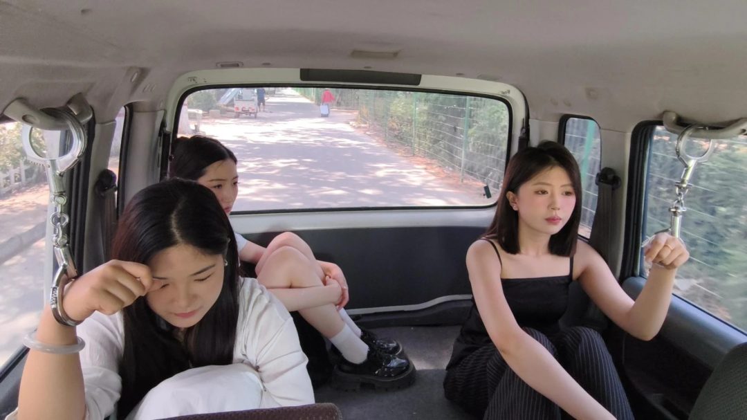 【鑫鑫工作室】新模特小艾云思饰演女贩和人犯，被逮捕后还不老实，于是先踮起脚来拷上，到监狱后又苏秦背剑铐起来，终于忍受不了，承认了犯罪经过-1