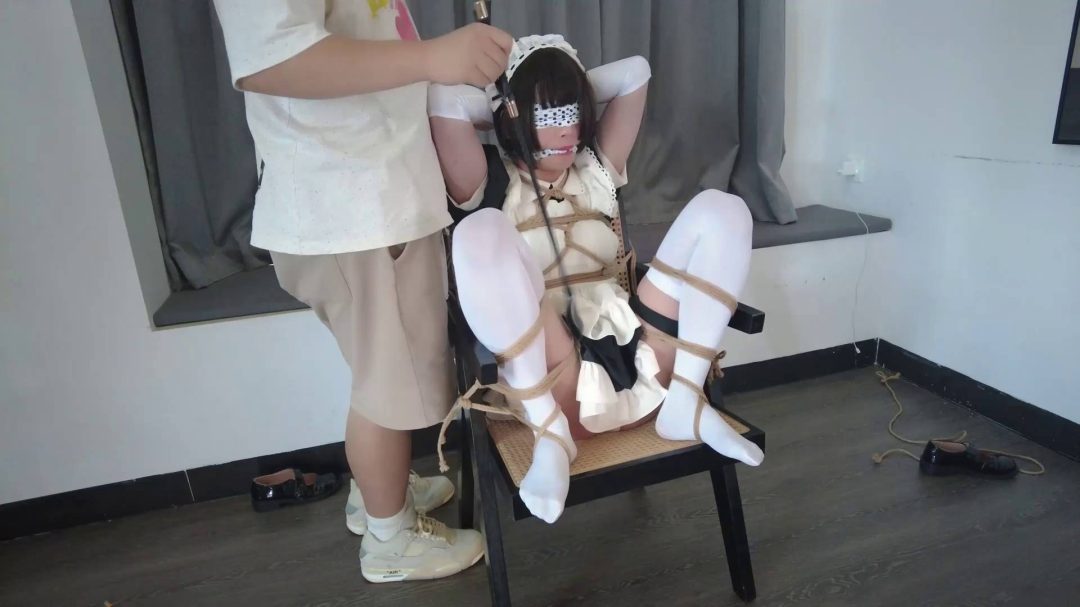 白丝女仆椅子缚布条蒙眼堵嘴勒脖电击-4