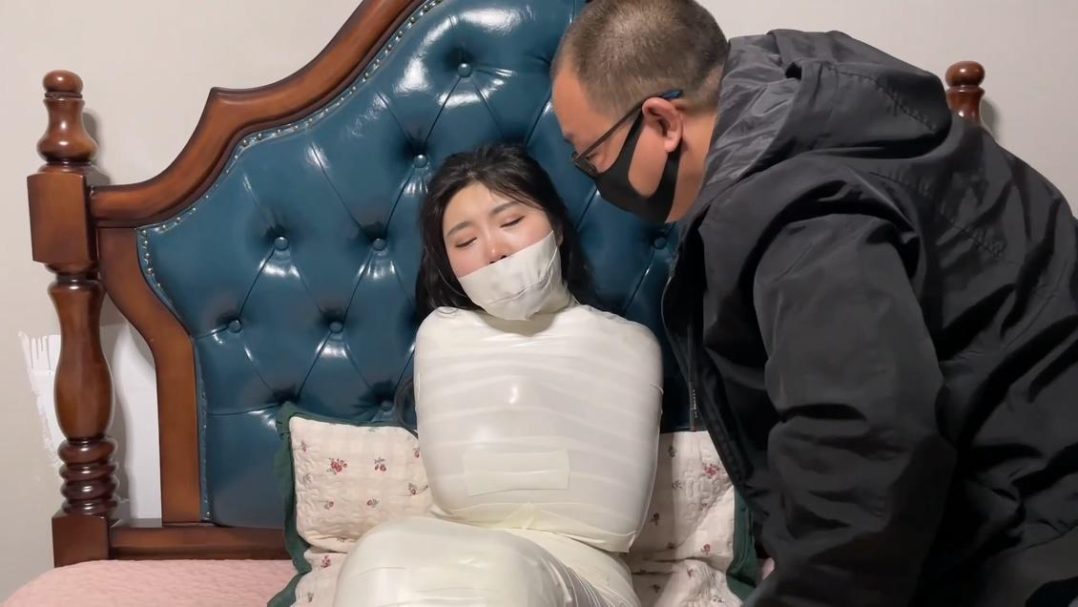 king定拍《过于谨慎的小偷 上》入室小偷将熟睡的美女严密包裹 变成了木乃伊 可怜美女户主奋力挣扎 踢踹小偷却被轻易制服玩弄-10