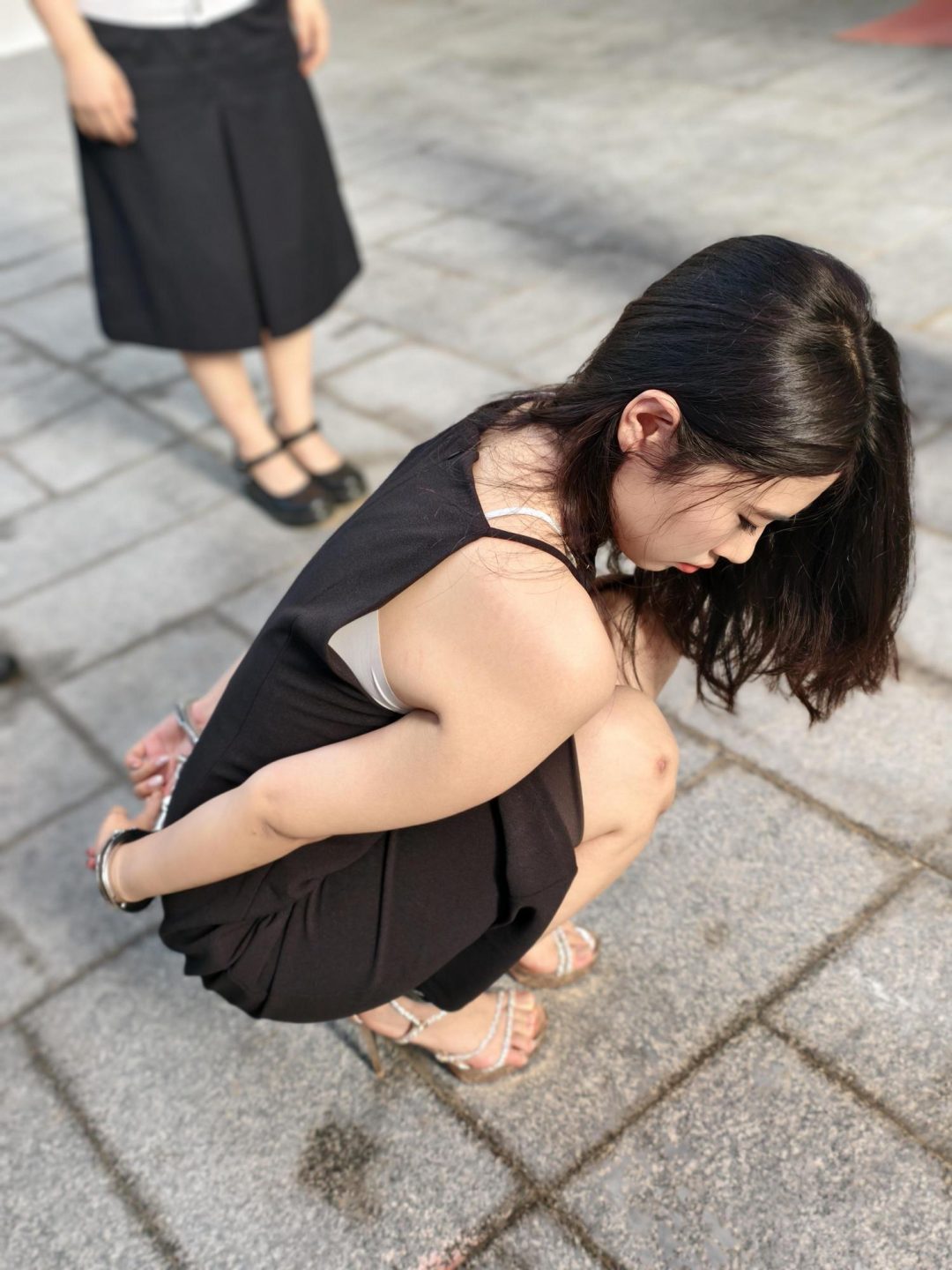 【鑫鑫工作室】新模特瑶瑶被逮捕后，因涉嫌在咖啡厅给客人下药导致其s亡而被审问。她起初否认罪行，试图辩解-3