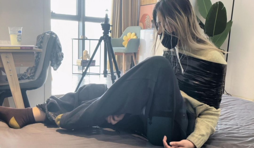 【小晗】小唅的半驷马缚，双手用胶带包起来，怎么解，也解不开嘴巴-9