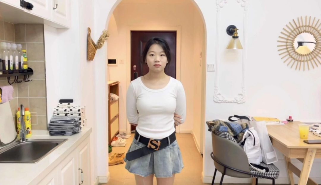 【小R】新模小R，很纯真的模特，表演力也很在线，胶带捆绑+封嘴，先来一波-1