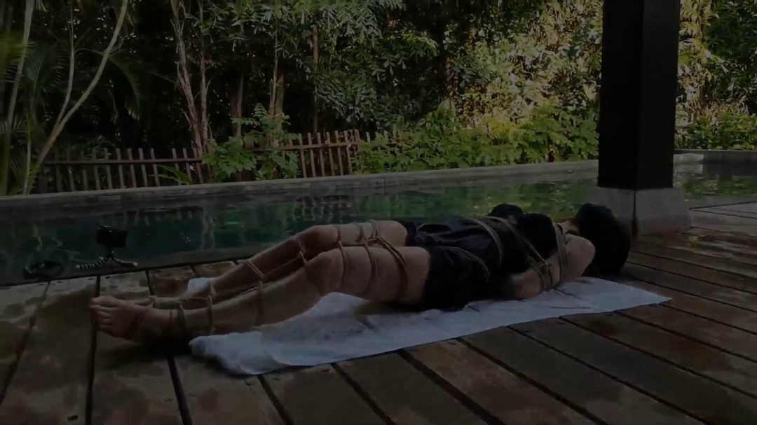 泳池别墅里的紧缚-4