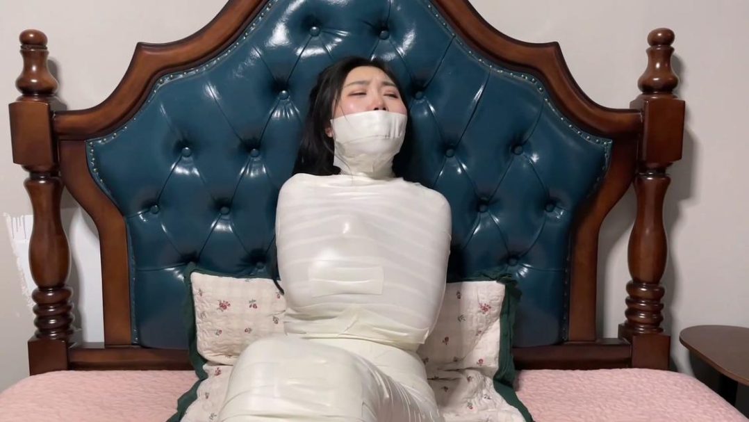 king定拍《过于谨慎的小偷 上》入室小偷将熟睡的美女严密包裹 变成了木乃伊 可怜美女户主奋力挣扎 踢踹小偷却被轻易制服玩弄-11