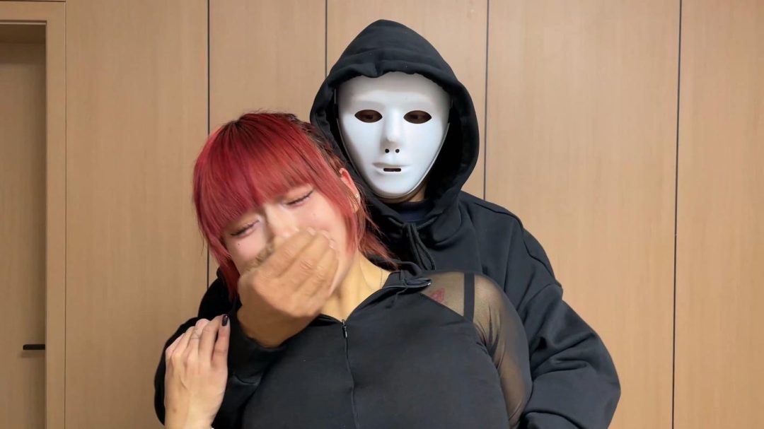 king完美复刻漫画定拍！云雀定拍《被入室抢劫的美丽母女 上》超清4k画质 超人气漫画完美复刻 丰满美女被入室捆绑成木乃伊人棍 泡沫胶带完美包裹~-4