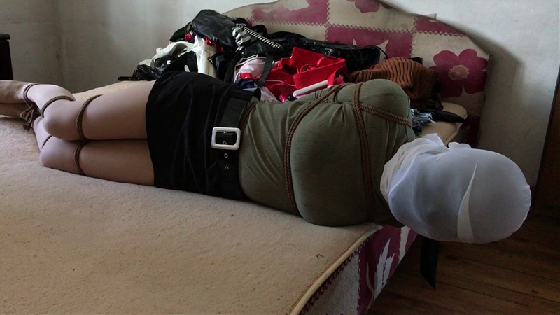 直臂并肘缚,肉色丝袜高跟,黑胶布封嘴,黑色加白色丝袜套头,塑料袋窒息鞭打-5