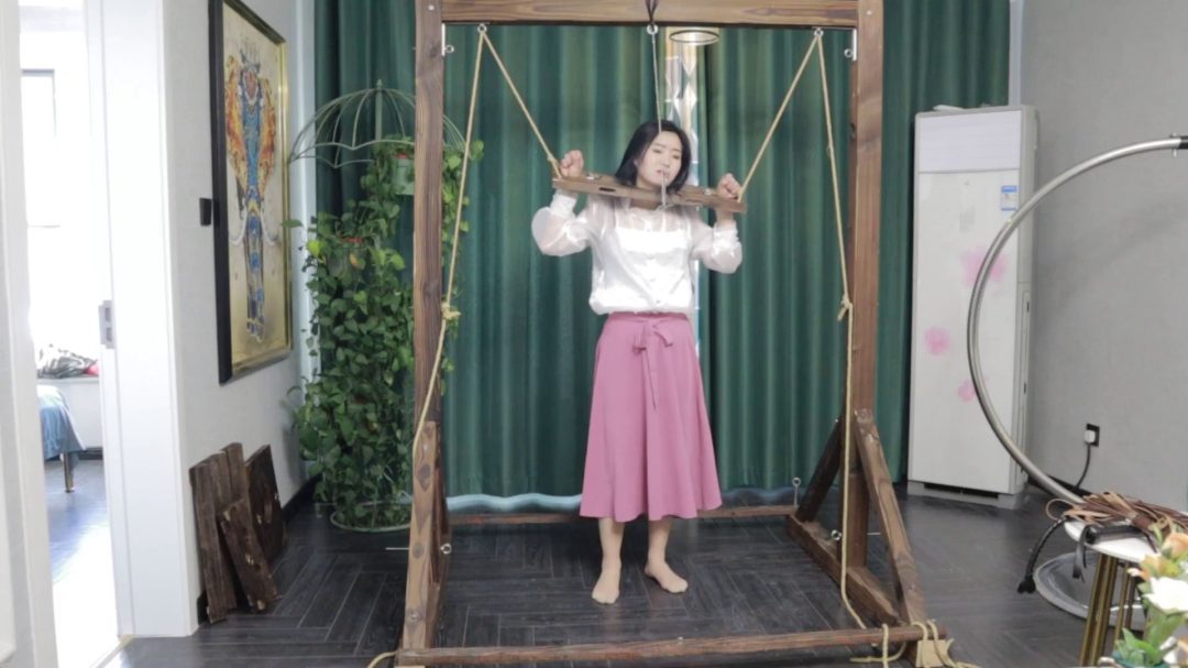 会所游记 （上集）温婉女子在会所参加体验各种调教 木枷束缚 鞭打 后手大字束缚-2