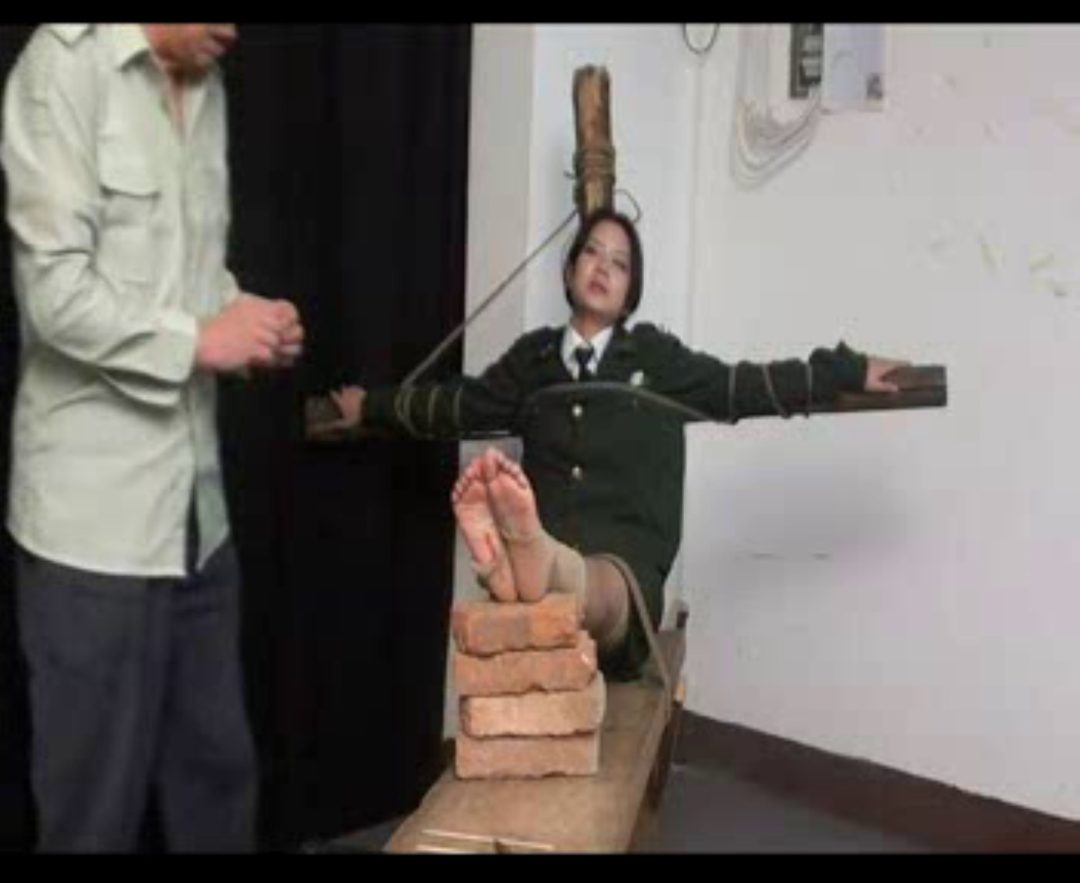 女军官老虎凳受刑-8