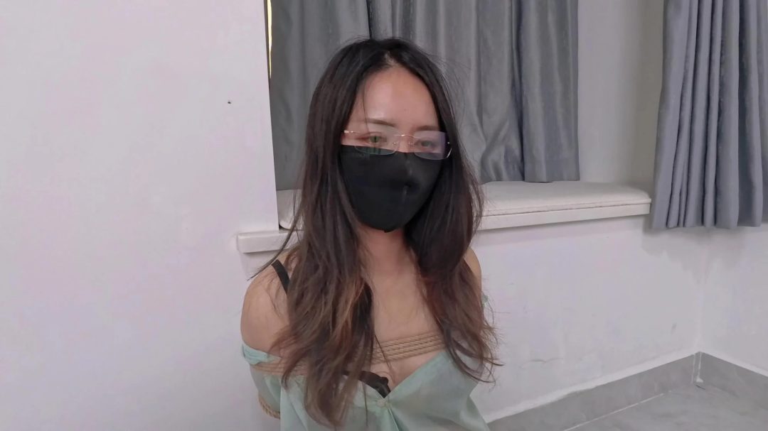 女神老板被下属调教第四集：痛苦的地狱（这集回音丫头被虐哭了，哭了依然继续拍。）（虐哭/尾巴/R头夹牵引/折腿跪地行走/后直臂提手）-10