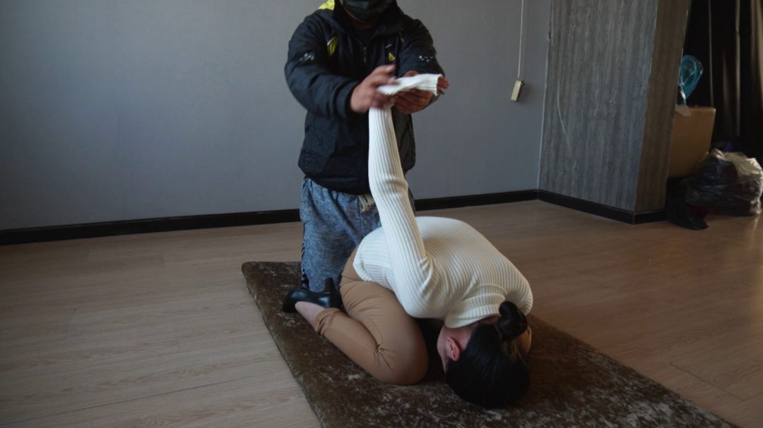 反扭捆绑文静妹子-2