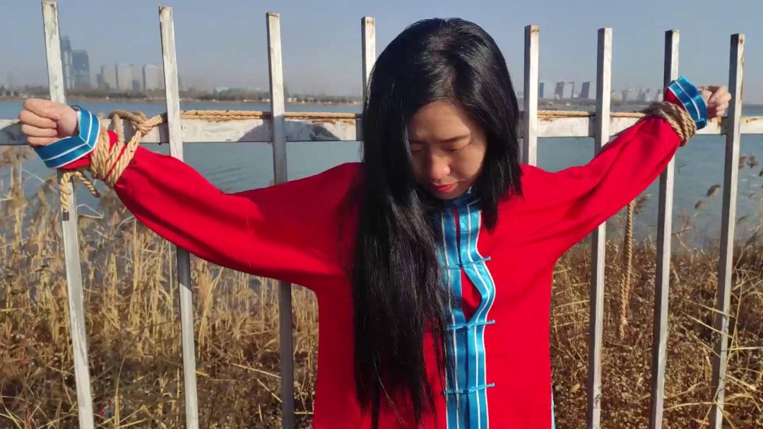 冬日户外 押着私人女囚逛江滨公园 超刺激 古装红罪衣木枷镣铐暴露在光天化日之下T教 还有旗袍哦-4