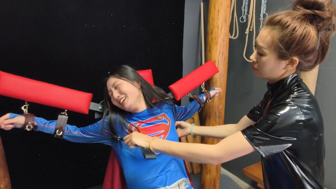 神奇女侠找到暗夜女王索要文件，结果被暗算，绑起来后TK，神奇女侠最后的结局会是什么。-5