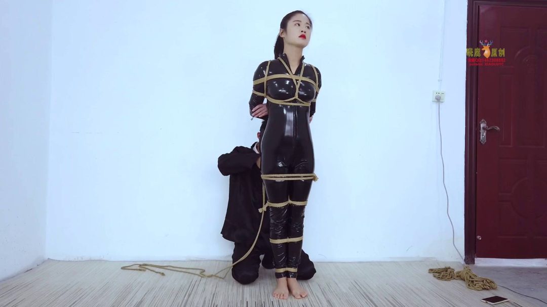 露露被强迫驷马后用丝袜堵嘴，还用丝袜套头，强制用丝袜抬头-4