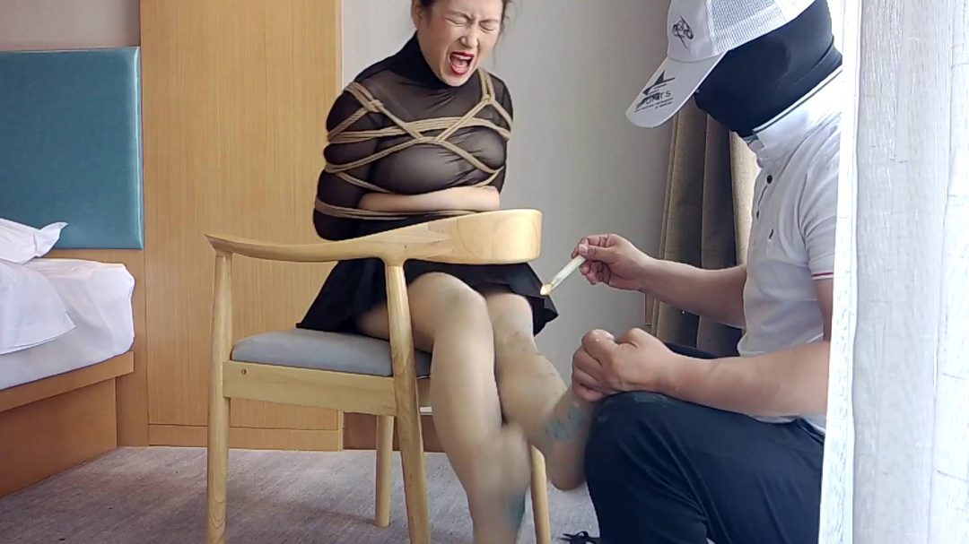 茶艺师静静露脸第一部！爆乳女王被滴蜡20分钟！肉丝美腿长筒靴，付出生命之挠痒痒！-8