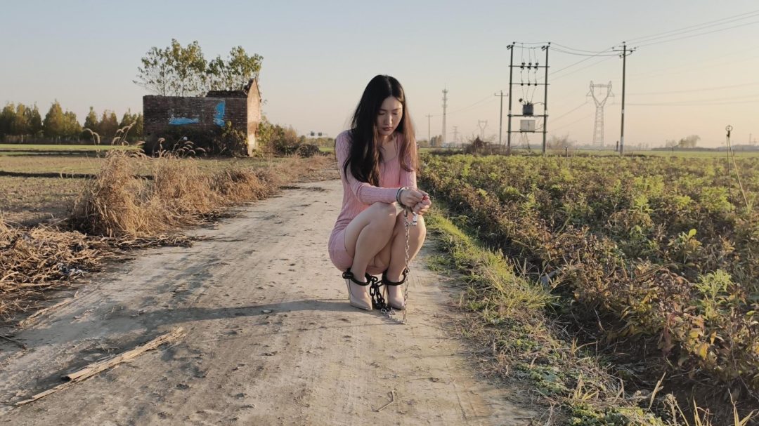 【鑫鑫工作室】校花体验记（下） 王玉体验 上面决定组织 体验监狱犯人生活，了解犯人在狱中的心理，从而更好的管理犯人，王玉和琪淇两人商量组队互相体验做女犯，王玉被带去户外指认现场，带手铐脚镣-5