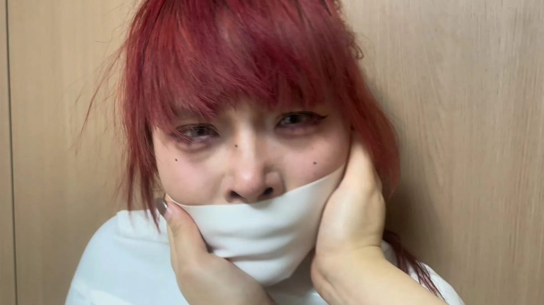 king云雀定拍超人气系列《女奴贩卖直播间——丰满木乃伊女奴01》超清画质 吴晗 曼妮 超丰满性感身材 泡沫胶带完美密封的美人茧 全程都有剧情 美女不停蠕动挣扎-8