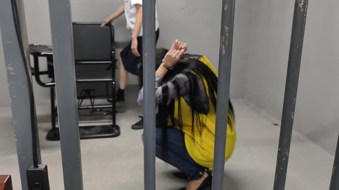 【鑫鑫工作室】一名女子因转发YH视频而被传唤自首。她声称自己只是觉得好玩，并未故意传播。然而，她的行为已构成犯罪，并对其进行了严厉的批评和惩罚，包括让她赤脚蹲下、提裤子等羞辱行为-5