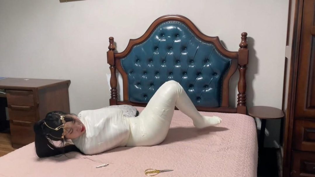 king定拍《美女直播的木乃伊诅咒 下》主播美女被诅咒变成完美的木乃伊 倒霉的美女只能像人茧一样满地蠕动妄图逃走 模特卖力表演挣扎蠕动 全包爱好者不要错过！-1