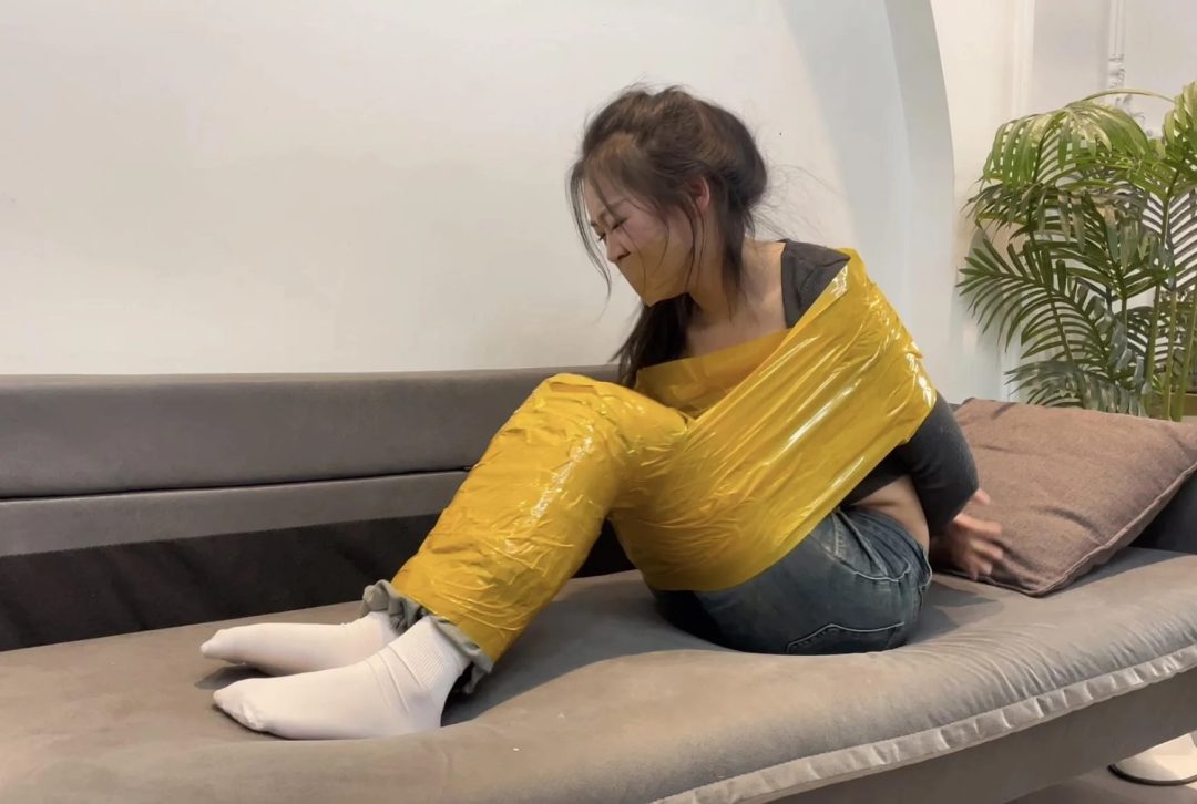 白袜与黄色胶带，严实地封嘴~-5