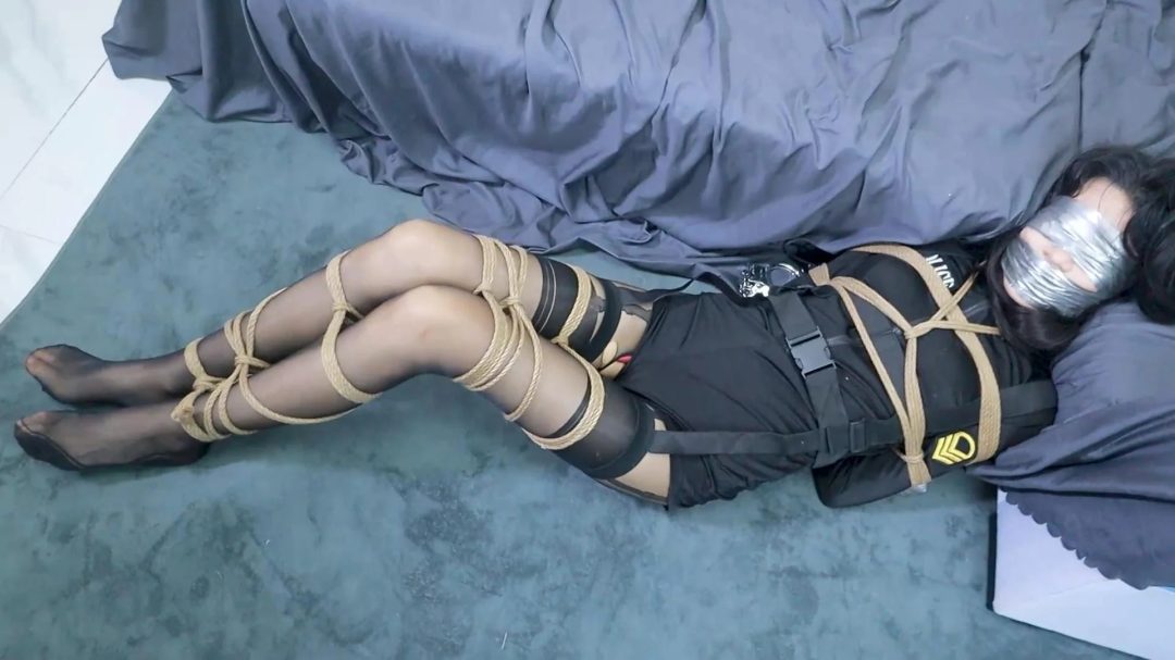 《裤⼦⾥的秘密》女孩裤子里竟暗藏玄机，勾引起男主兴趣，对女孩进行紧缚高强教育！-8