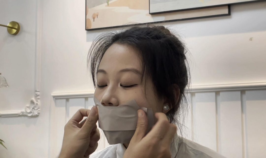 【小依】【小汪】【小杨】毛巾堵嘴，光面胶带封嘴后，继续互相解脱，捆绑+封嘴全过程，3个人的简单挣脱实验3~-8