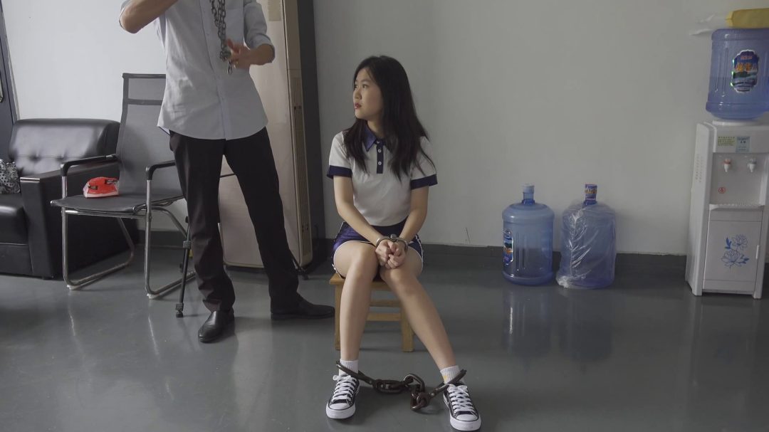 模特夏娜首次体验监禁-2