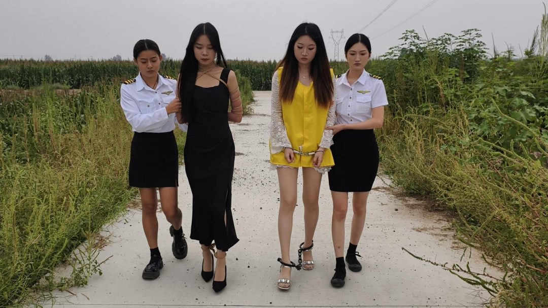 【鑫鑫工作室】来新模特啦，高颜值妹妹林悦饰演一名作为演员的女主，因剧组要求体验角色，通过同学张语涵的帮助，被安排接触 以扮演女犯人。不料，林悦被抓，带手铐脚铐，并因携带被指控-1