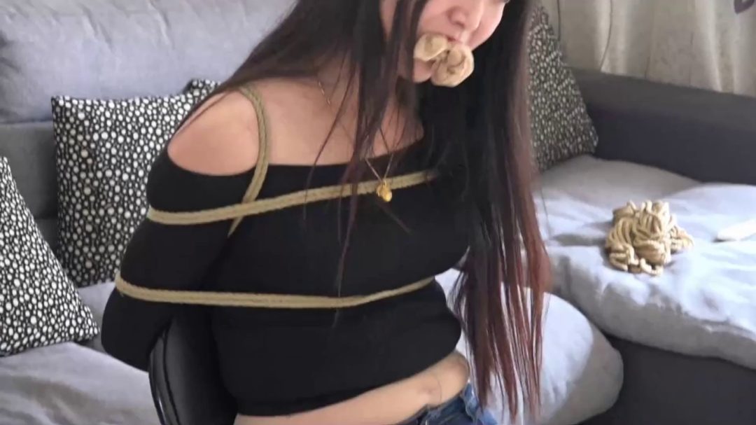 定拍文清椅子缚，堵嘴，(牛仔裤,肉丝袜,红色高跟鞋)-6