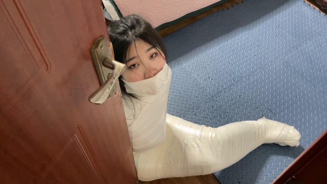 king定拍《过于谨慎的小偷 下》美女严密包裹木乃伊 使出浑身解数求救逃脱 每次即将逃脱都功亏一篑 美女挣扎全片卖力挣扎~-8