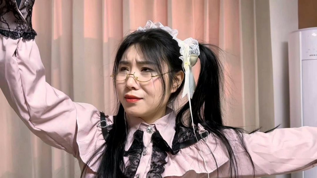 king的饱和式剧情《洋娃娃屋01》超有趣的设定 根据漫画改编 神秘房间进入的美女多会慢慢变成无法动弹的洋娃娃 被人操控无法动弹，只有眼珠乱转。-6