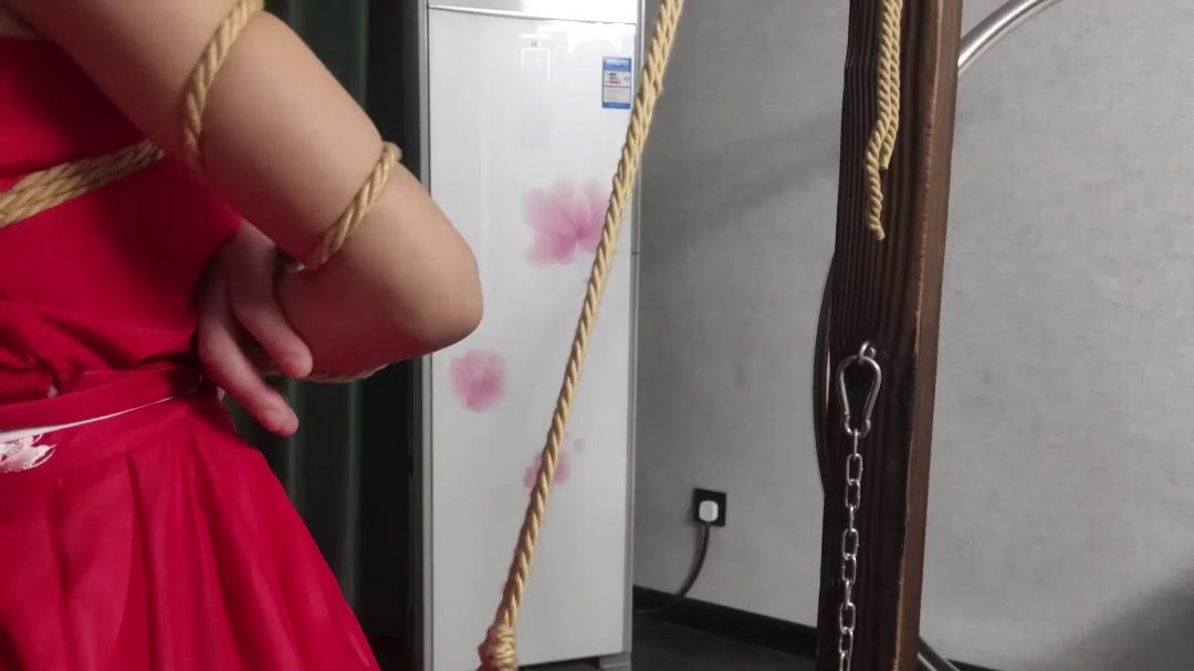 花嫁 被调教的新娘（上集） 汉服新娘戴着镣铐给主人洗脚 骑三角木马单腿吊酷刑 五花大绑藤条鞭打-6