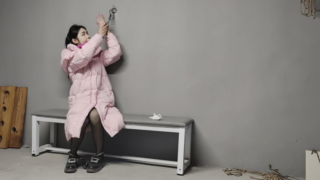 【鑫鑫工作室】小主播露出～遇见 根据女主播做任务露出被发现素材改编。 在某魔王台真播的小主播接各种任务挑战，榜一大哥刷礼物下达任务让戴手铐，脚镣，口球，做户外露出任务-4