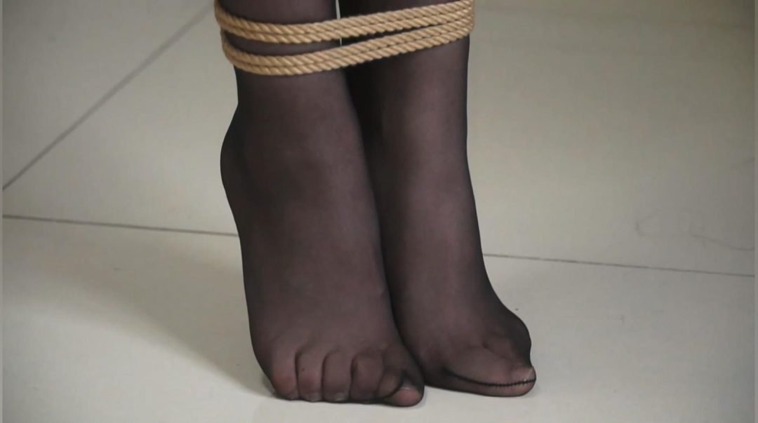 king经典定拍合集《丝袜美女的极限股绳 踮脚吊缚》3位丝袜美女 丝袜美脚吃力踮脚 强制股绳吊缚-8