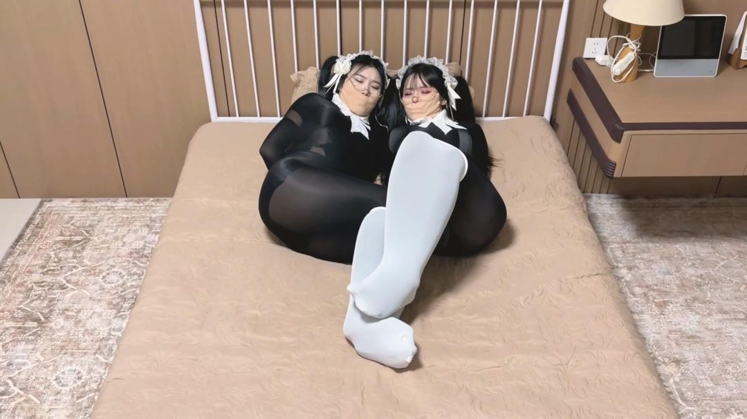 king 饱和式剧情 《女仆的玩物02》吴晗曼妮 俩个性感无比的女仆抱枕 无力的蠕动挣扎 变成他人的玩物~-2