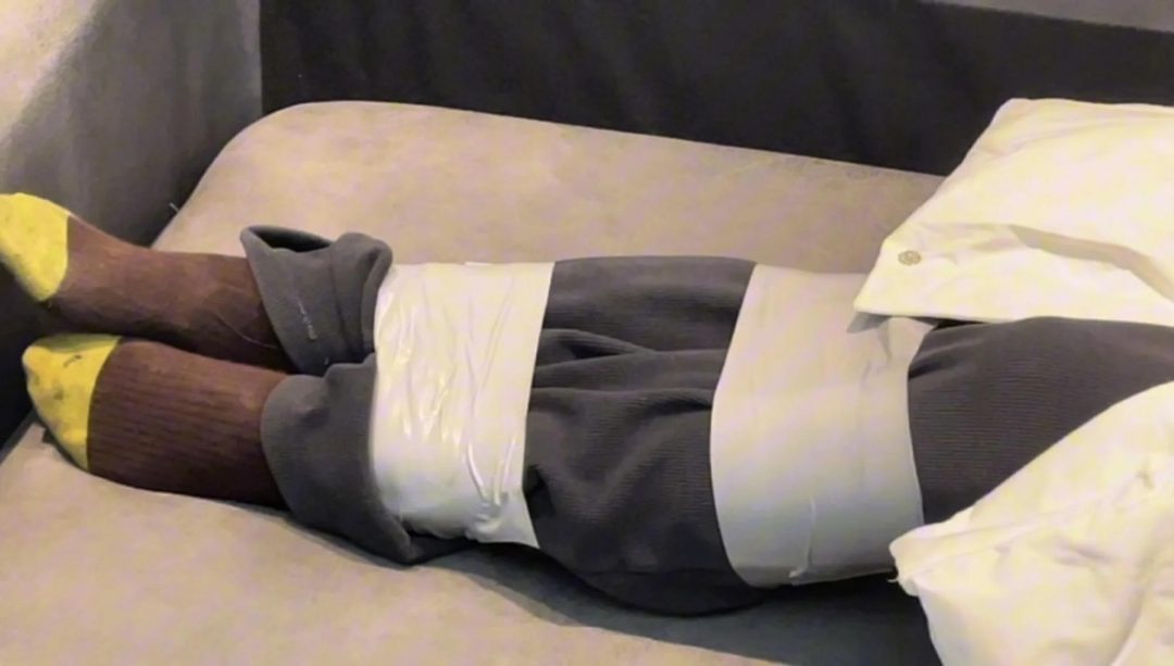 【小晗定拍】厚厚的羽绒服+严实地胶带捆绑，嘴巴也无法出声，只剩下苦苦地挣扎-6