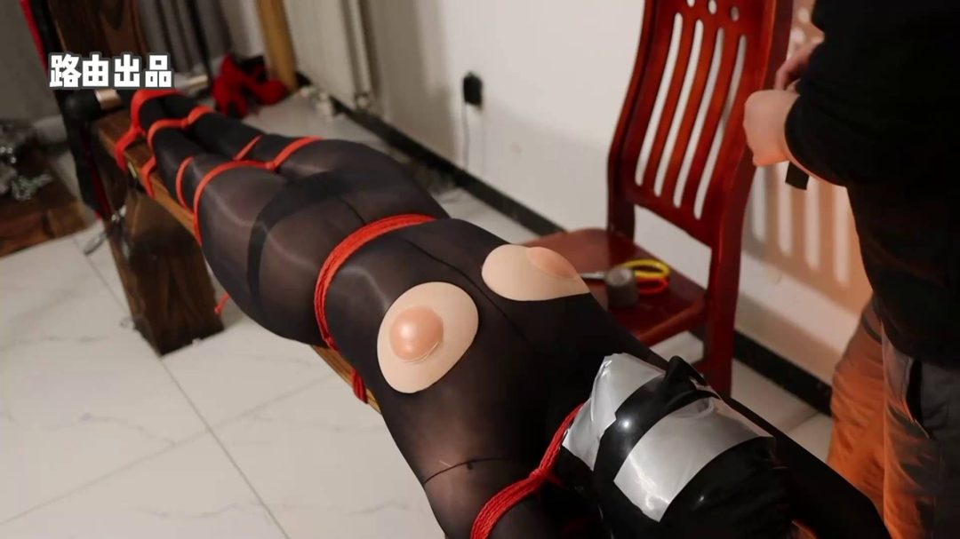 黑丝紧身衣 乳胶头套 条凳缚 呼吸限制！-7