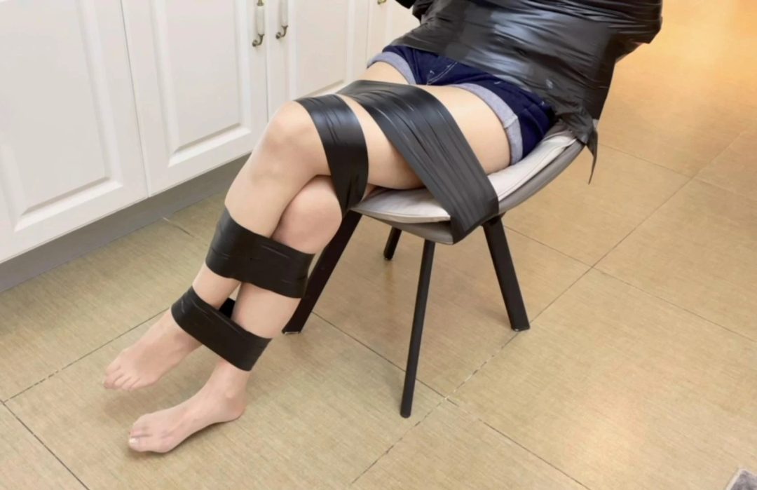 【小橙】椅子上的黑色胶带捆绑，胶带封嘴后，静电胶带再封一层，肉丝蒙眼+蒙嘴，“呜呜呜”的享受~-3